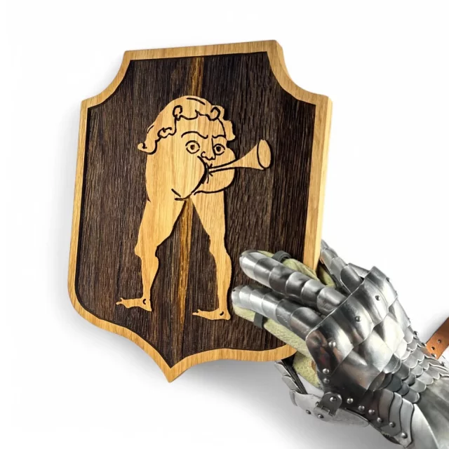 Replika Kingdom Come: Deliverance II - Dřevěný štít na stěnu (velký) dupl