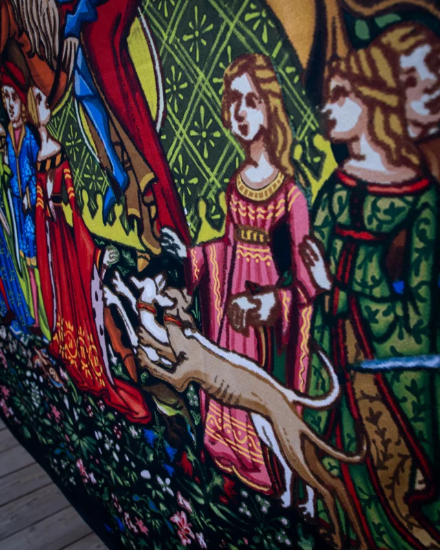 Tapestry Kingdom Come: Deliverance II - Iluminace Vlašský dvůr (textilre nyomtatott kép)