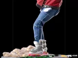 Soška Back to the Future II - Marty McFly on Hoverboard Art Scale 1/10 (Iron Studios)