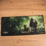 Egérpad a Kingdom Come: Deliverance II játékból – Keyart Henry és Matt az erdőben motívummal.