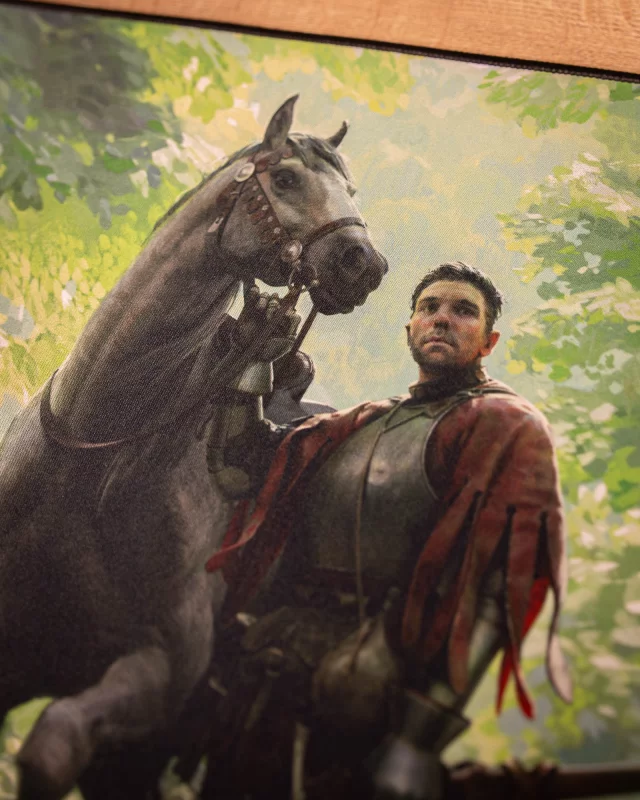 Egérpad a Kingdom Come: Deliverance II játékból – Keyart Henry és Matt az erdőben motívummal.