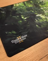 Egérpad a Kingdom Come: Deliverance II játékból – Keyart Henry és Matt az erdőben motívummal.