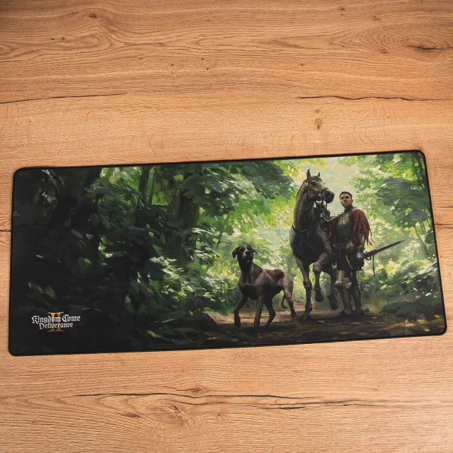 Egérpad a Kingdom Come: Deliverance II játékból – Keyart Henry és Matt az erdőben motívummal.
